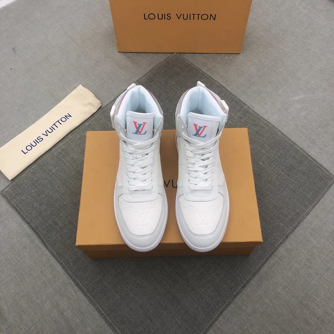 p440 "Couple Style". LV2023 new high-top sports boots are on the market 🎉🎉🎉, made of 1:1 materials on the official website, high-top design interpretation is also popular, imported cowhide is paved with Louis Vuitton's classic pattern, the latest molded original plate flower pattern outsole, sheepskin lining, fashion trend, has become popular around the world [strong][strong][strong] Men's 38 to 44 sizes, women's 35 to 39 sizes🎁🎁No. 067